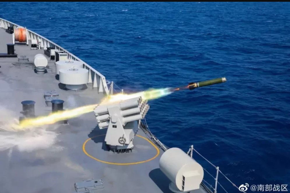 解放军新近万吨大驱延安舰南海演习 已具战斗力