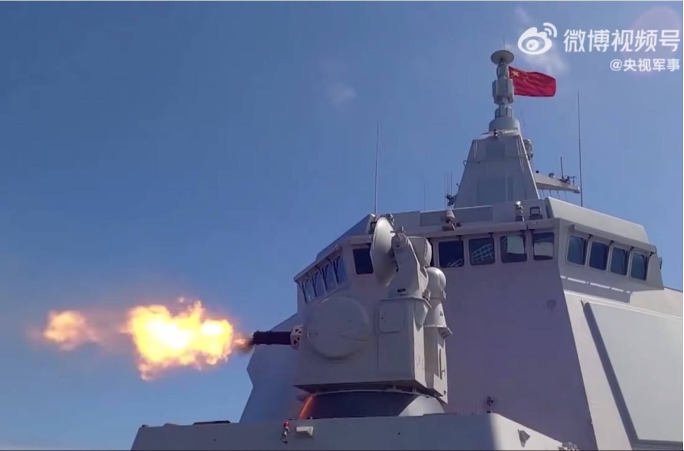 解放军新近万吨大驱延安舰南海演习 已具战斗力