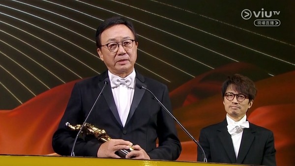 许冠文获终身成就奖 哽咽缅怀许冠英