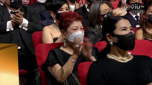 许冠文获终身成就奖 哽咽缅怀许冠英