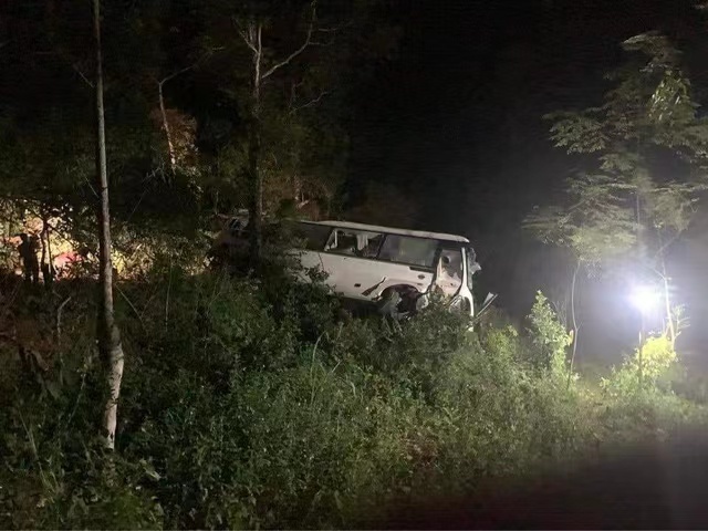 越南富寿省客车坠崖 致3死10伤