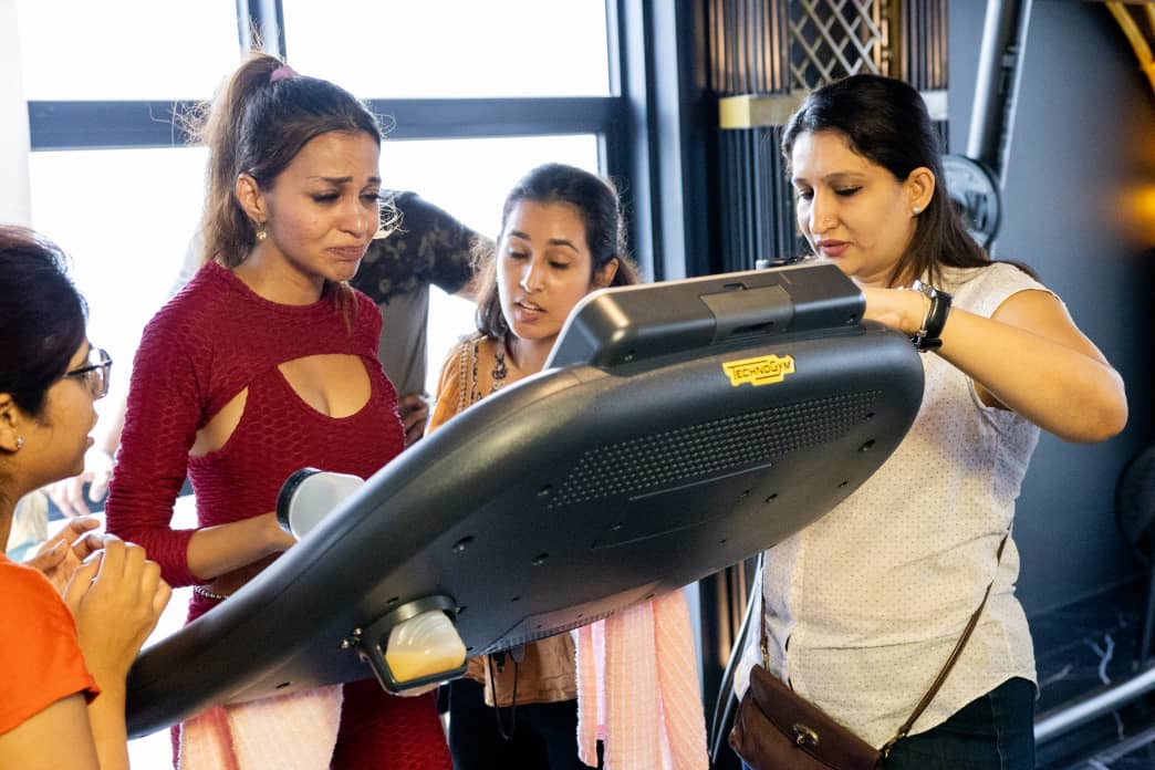 跑步机上跑25小时刷2纪录 美琳德尔用汗水献爱