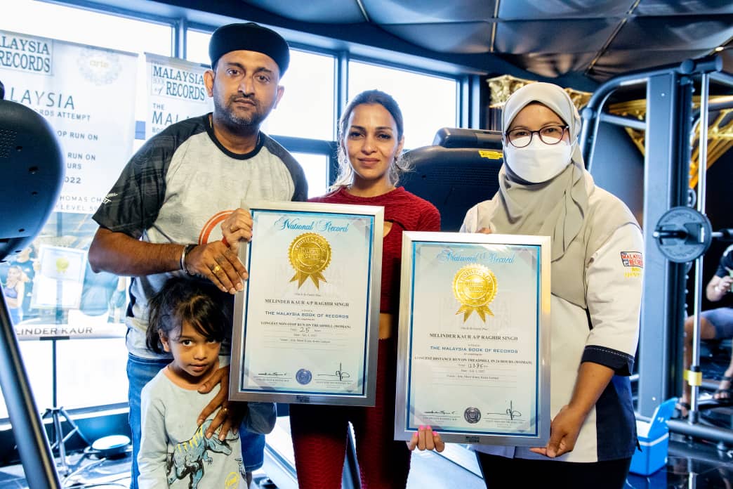 跑步机上跑25小时刷2纪录 美琳德尔用汗水献爱