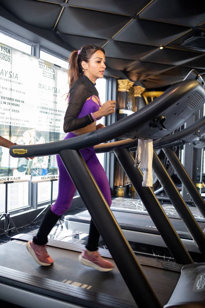 跑步机上跑25小时刷2纪录 美琳德尔用汗水献爱