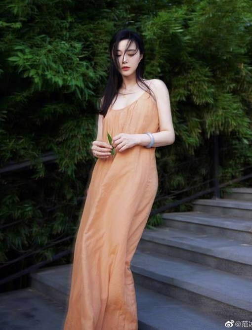 身材被吐槽走钟 范冰冰晒美照疑真空上阵