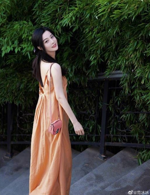 身材被吐槽走钟 范冰冰晒美照疑真空上阵