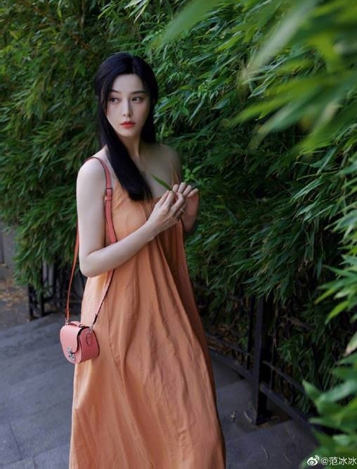 身材被吐槽走钟 范冰冰晒美照疑真空上阵