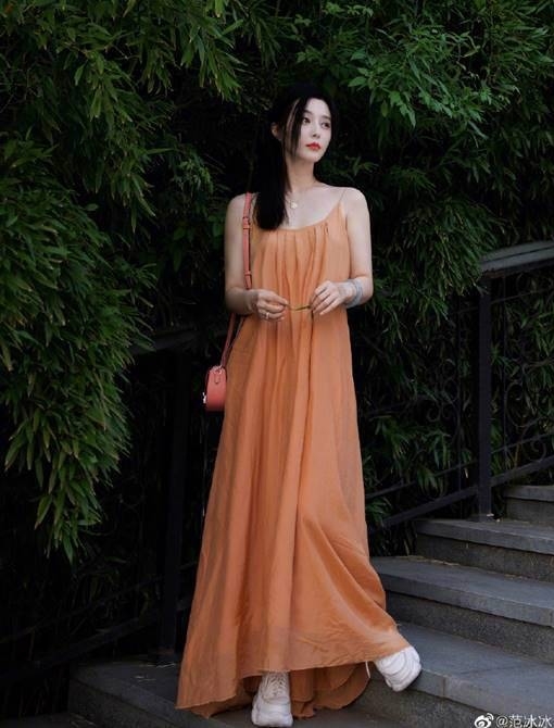 身材被吐槽走钟 范冰冰晒美照疑真空上阵