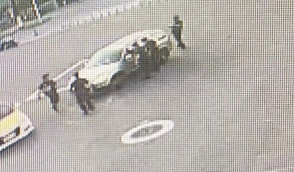 车停路中司机疯撞方向盘 警破窗救人竟是血糖过低