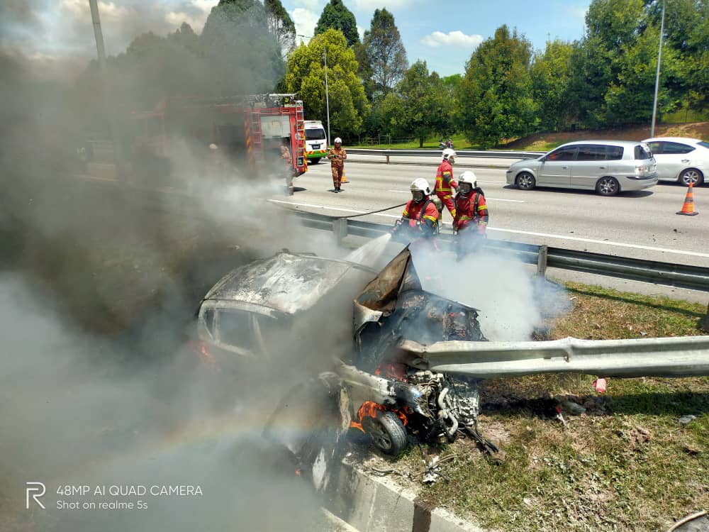 轿车车祸后起火,司机伤重毙命