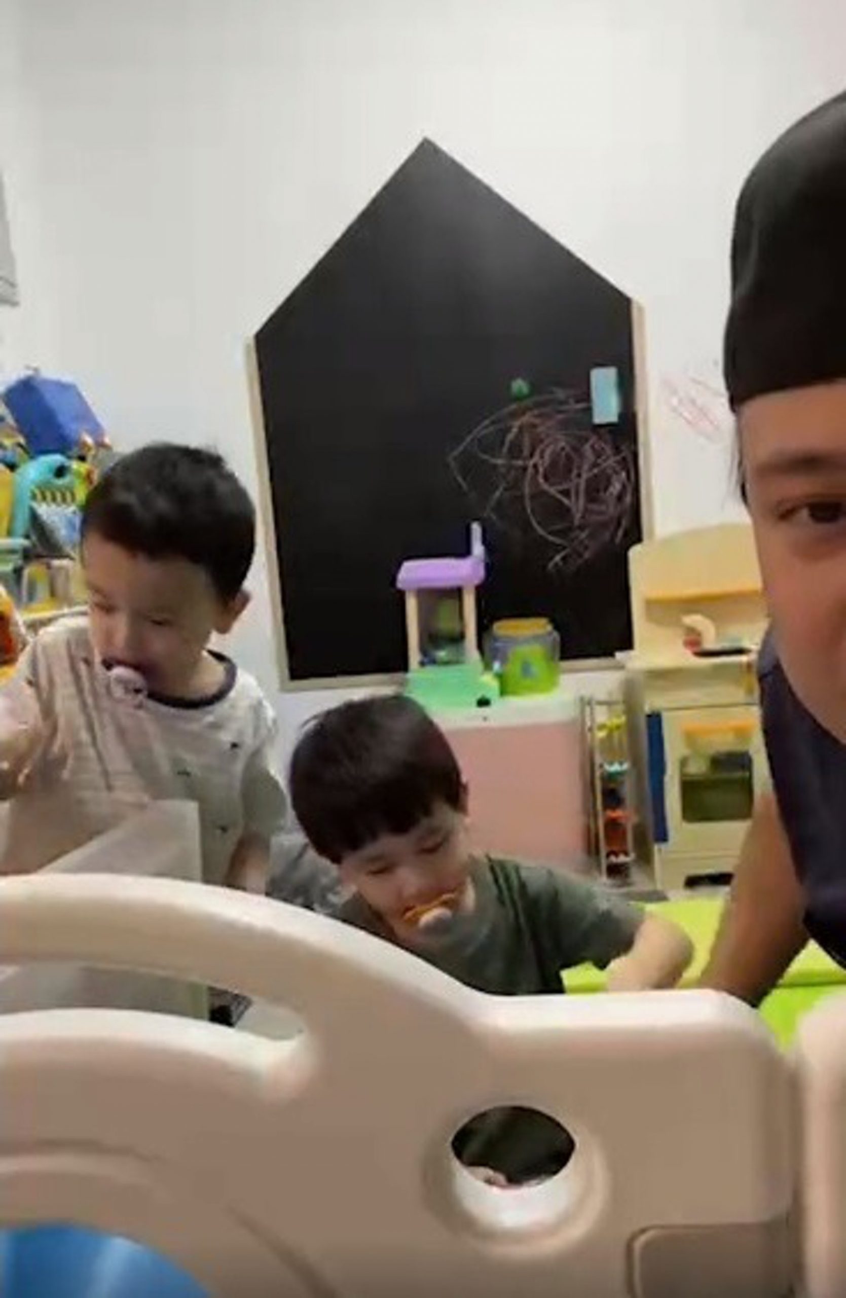 遭网民质疑经济与育儿能力 张致恒反击:又没要你帮我养