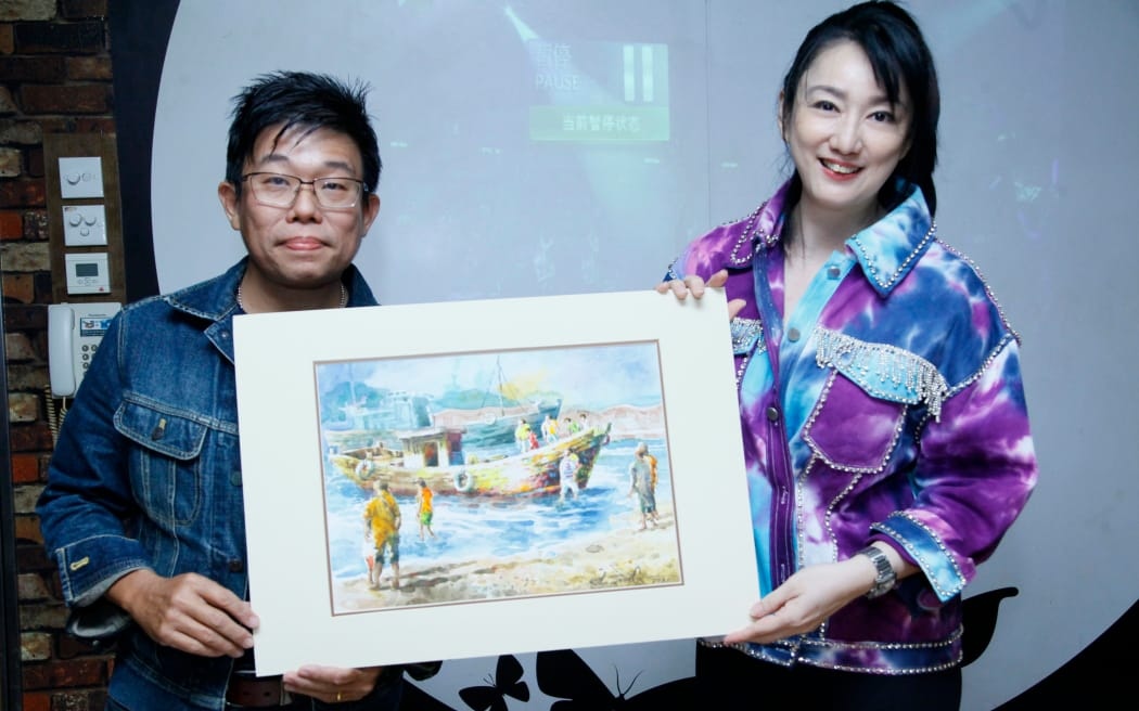 郭雯雯疫后首办庆生会 杨伟汉送手绘漫画像祝贺