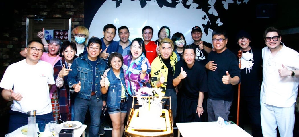 郭雯雯疫后首办庆生会 杨伟汉送手绘漫画像祝贺