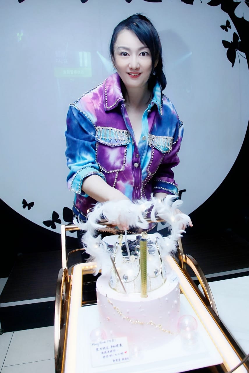 郭雯雯疫后首办庆生会 杨伟汉送手绘漫画像祝贺