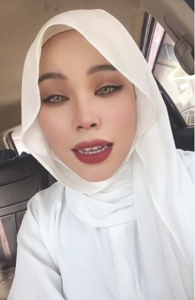 金店售货员以衣取人 少女豪买金饰狠打脸