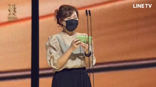 金曲33｜歌后蔡健雅激动抱妈泪崩  歌王崔健没写过得奖感言  