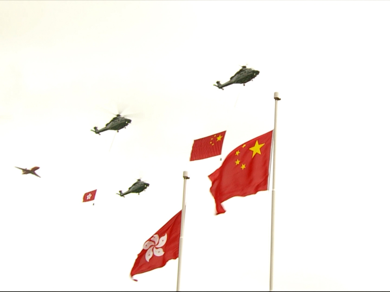 金紫荆广场升旗仪式 飞行服务队及灭火轮等参与敬礼2