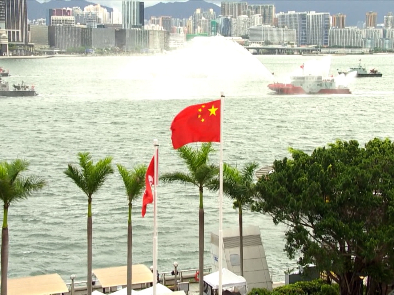 金紫荆广场升旗仪式 飞行服务队及灭火轮等参与敬礼2