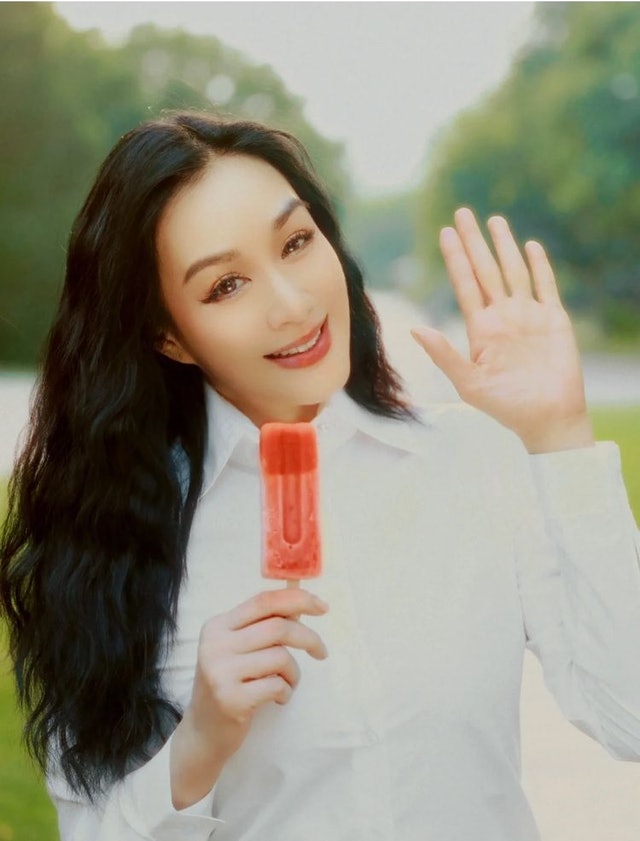 锺丽缇隔26年重扮《食神》女学生 网酸:认老不行吗?