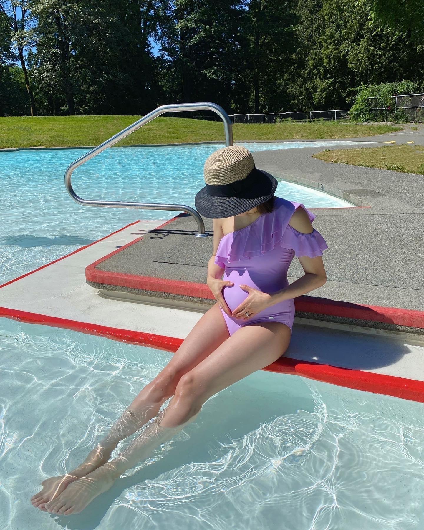 锺嘉欣晒孕期泳装照 网猜尖肚怀儿子