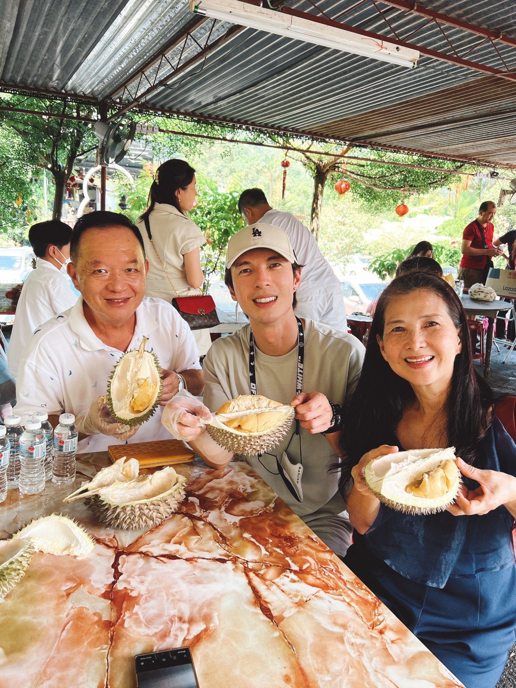 陈势安返马探亲直奔榴梿园   带东奥男双冠军叹美食