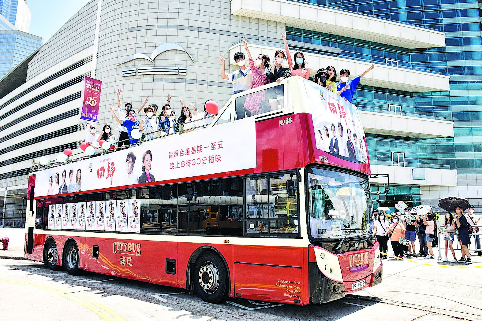 陈炜高温下户外宣传全身湿透 承诺穿三点式贺《回归》收视升