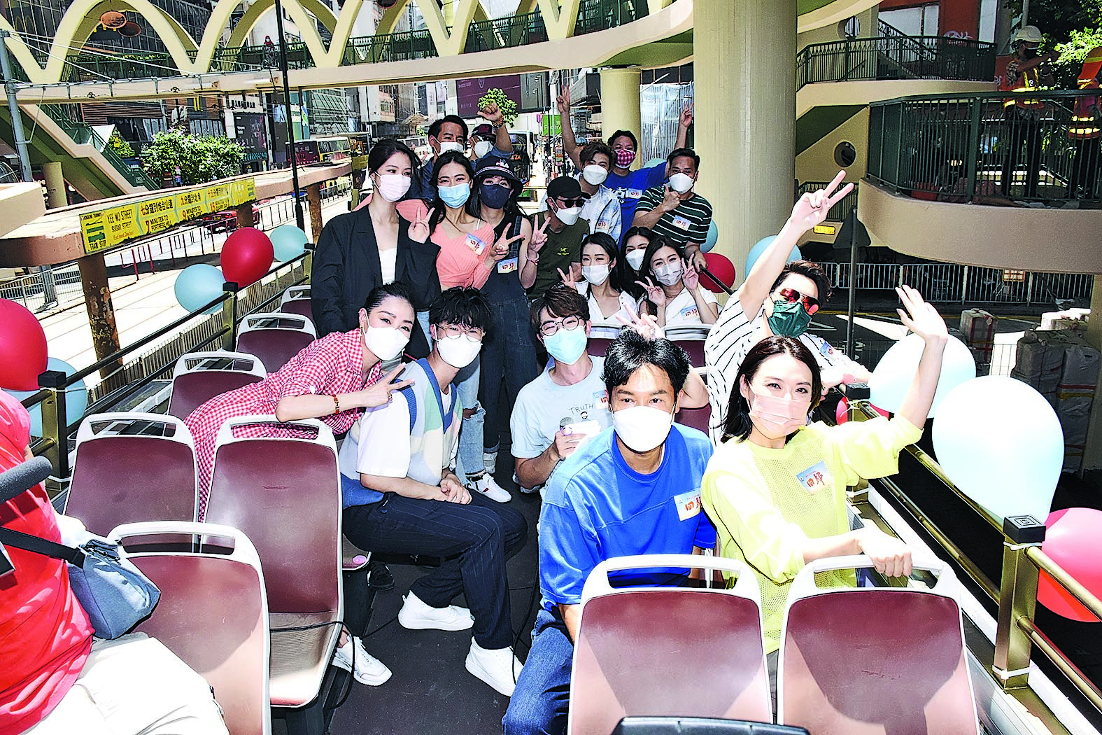 陈炜高温下户外宣传全身湿透 承诺穿三点式贺《回归》收视升