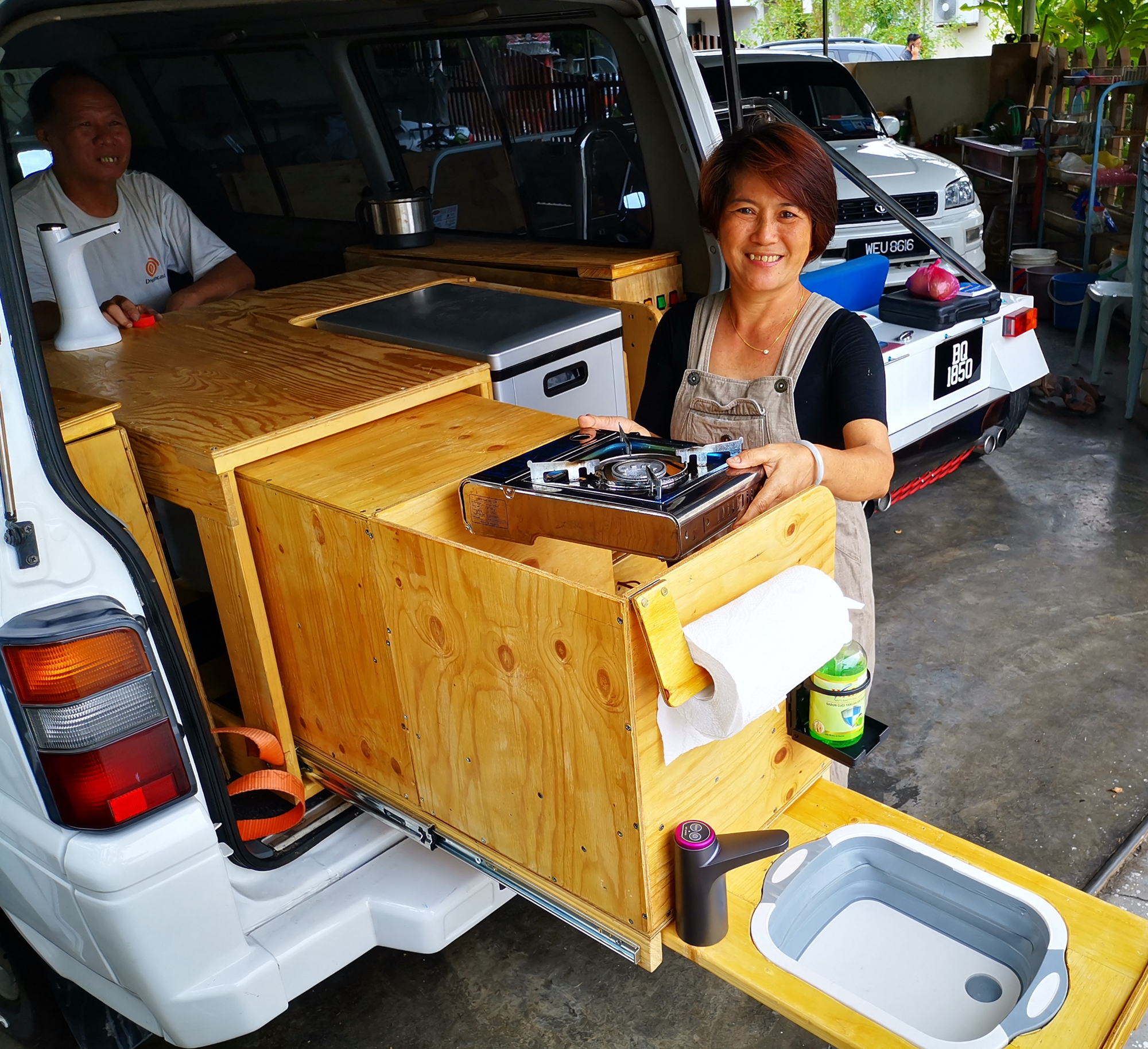 霹:7日见报/封底主文/【乐活频道】商人DIY把货车改成露营车