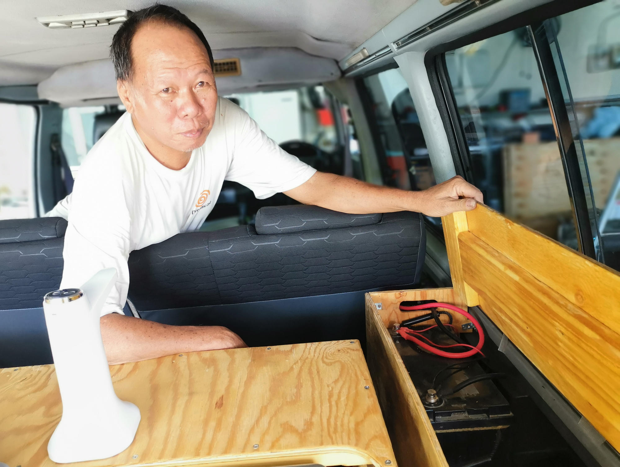 霹:7日见报/封底主文/【乐活频道】商人DIY把货车改成露营车