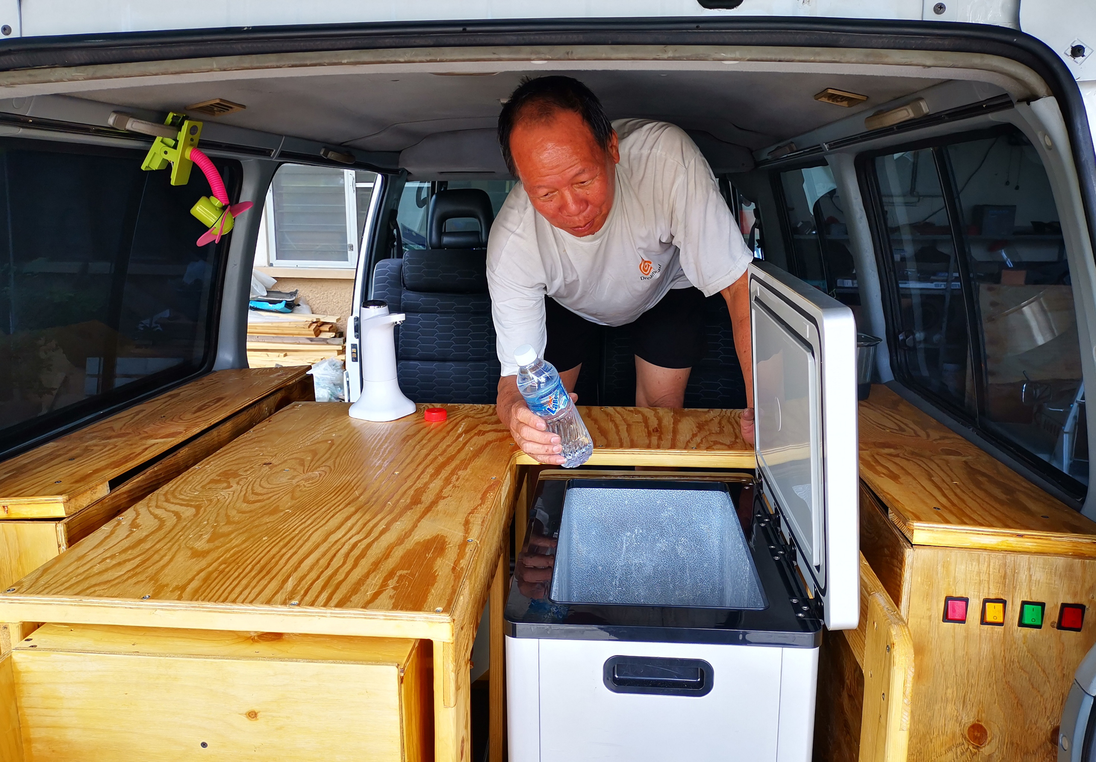 霹:7日见报/封底主文/【乐活频道】商人DIY把货车改成露营车