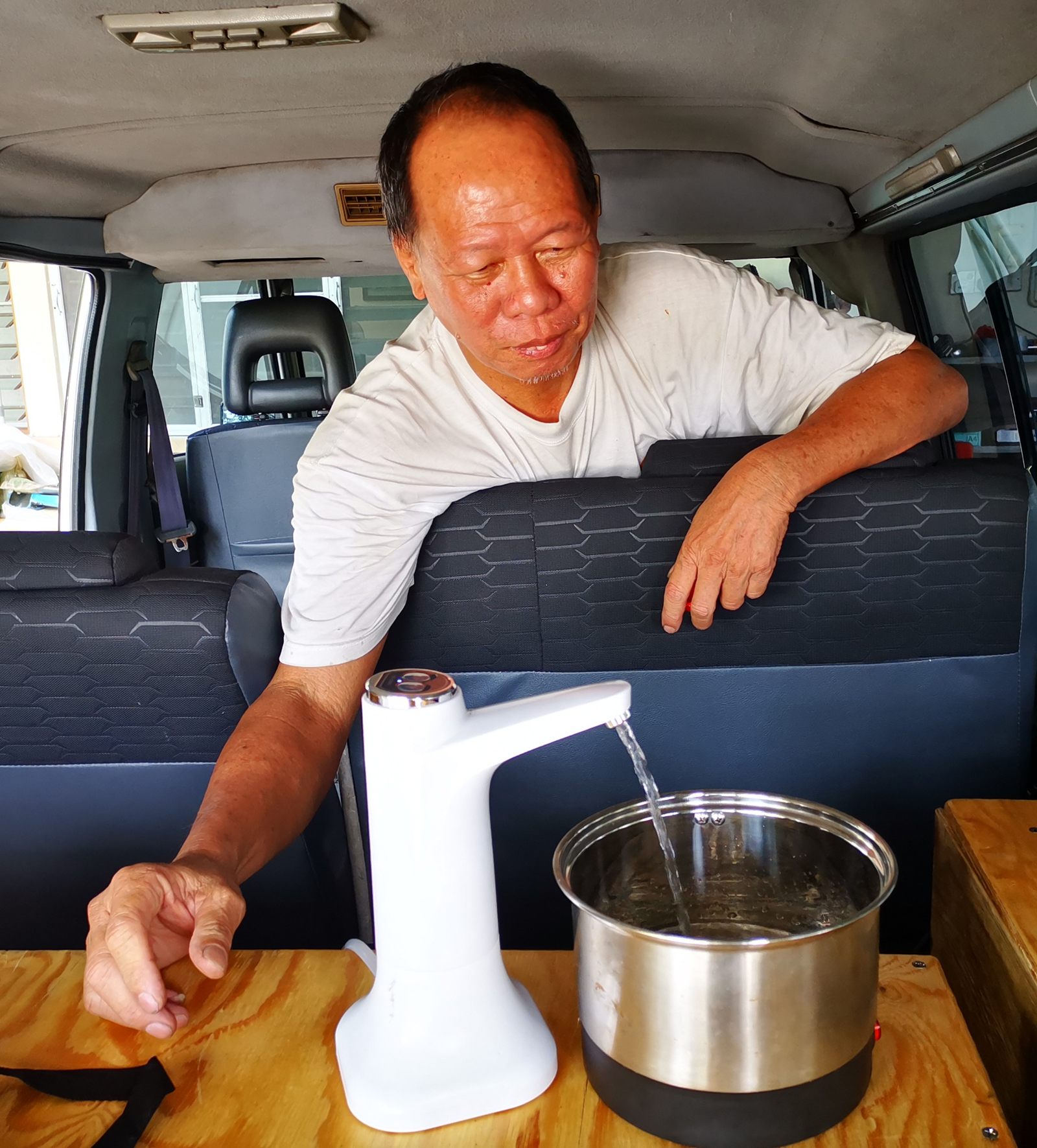 霹:7日见报/封底主文/【乐活频道】商人DIY把货车改成露营车