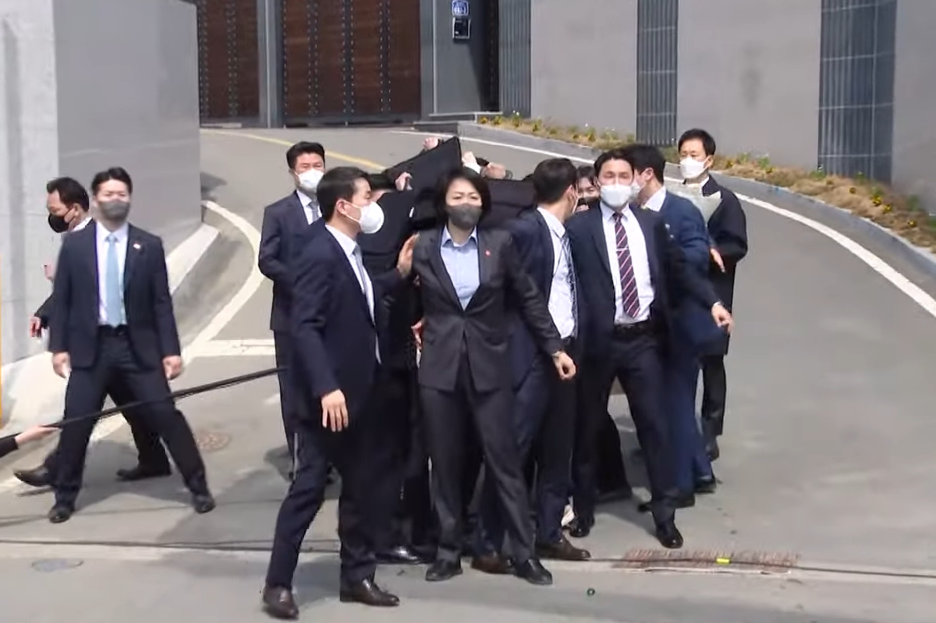 非一般手提包 安倍随扈曾举「防弹公事包」欲挡枪惟未成功 