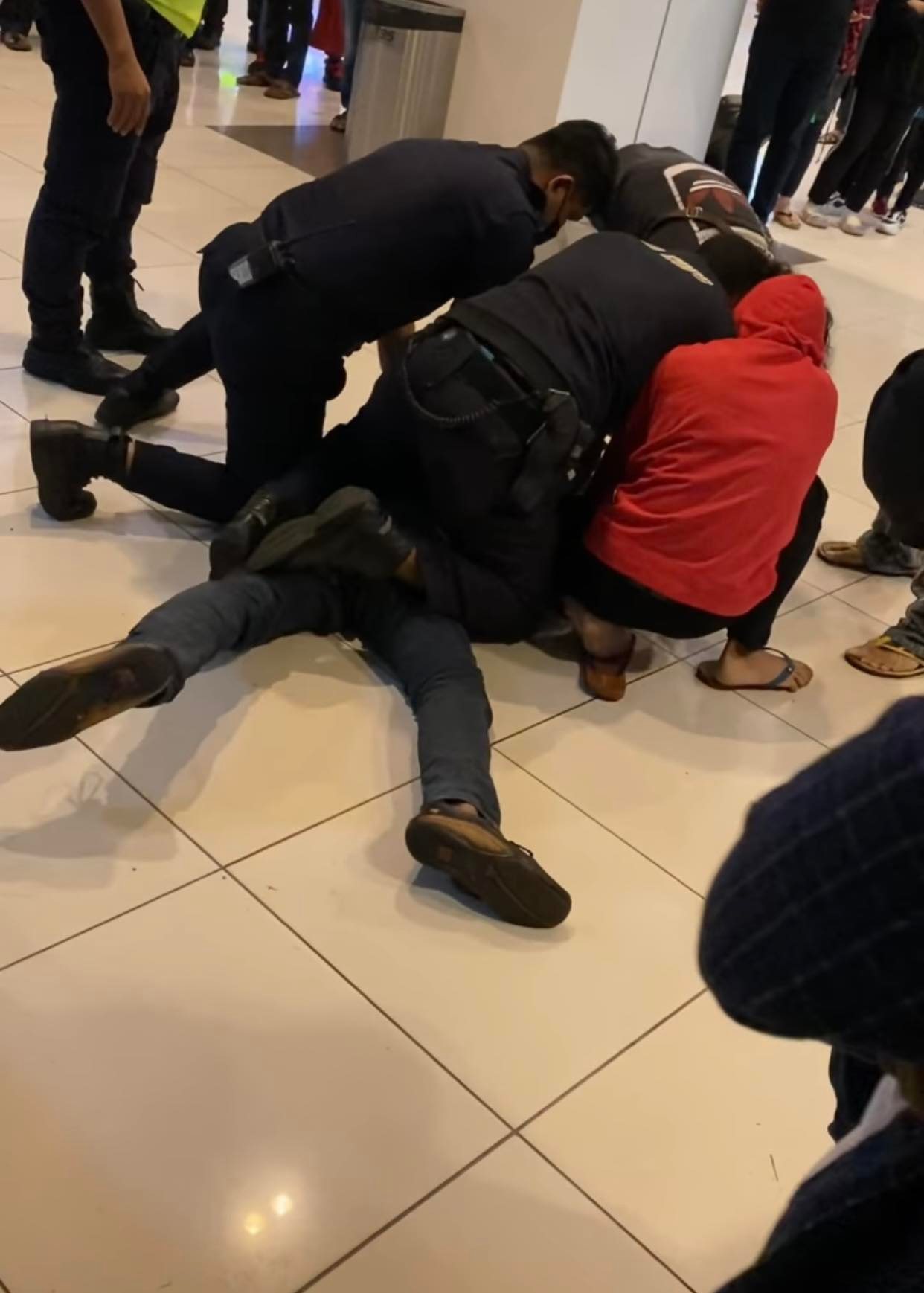 非法外劳于TBS徘徊 盘查期间欲逃跑被制伏