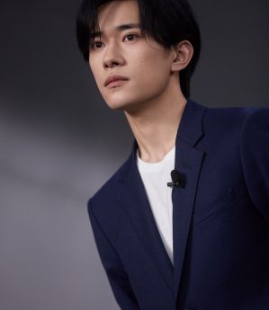 韩红挺易烊千玺 被批识相就该闭嘴
