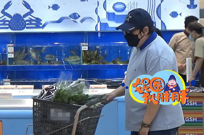 韩红恋爱了？  男友人陪买菜像极老夫老妻
