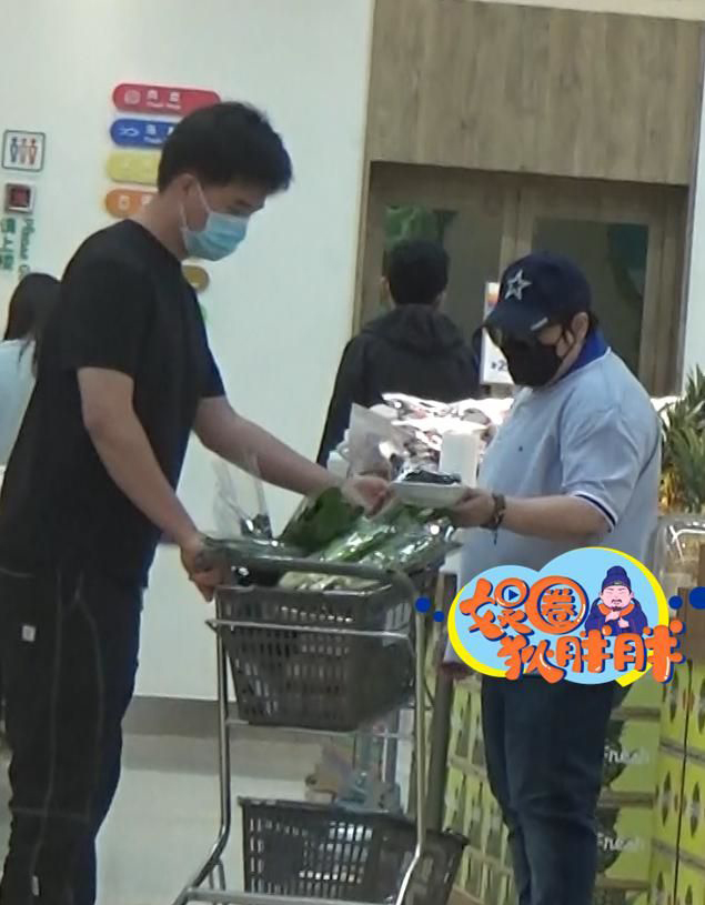韩红恋爱了？  男友人陪买菜像极老夫老妻