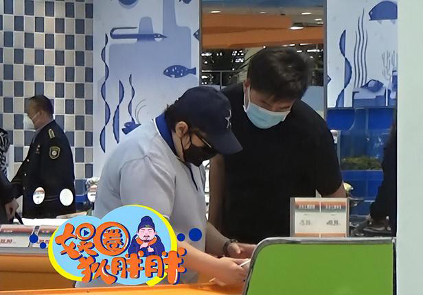 韩红恋爱了？  男友人陪买菜像极老夫老妻