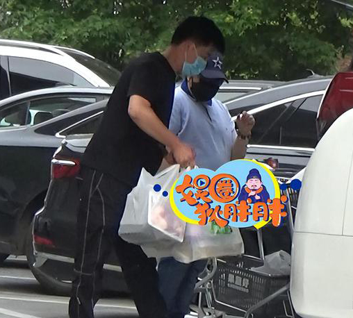韩红恋爱了? 男友人陪买菜像极老夫老妻