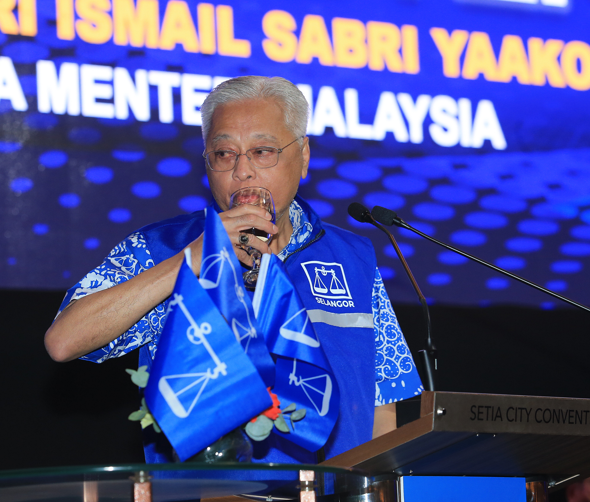 首相：国阵已当政府·给雪国阵拨款一定有！