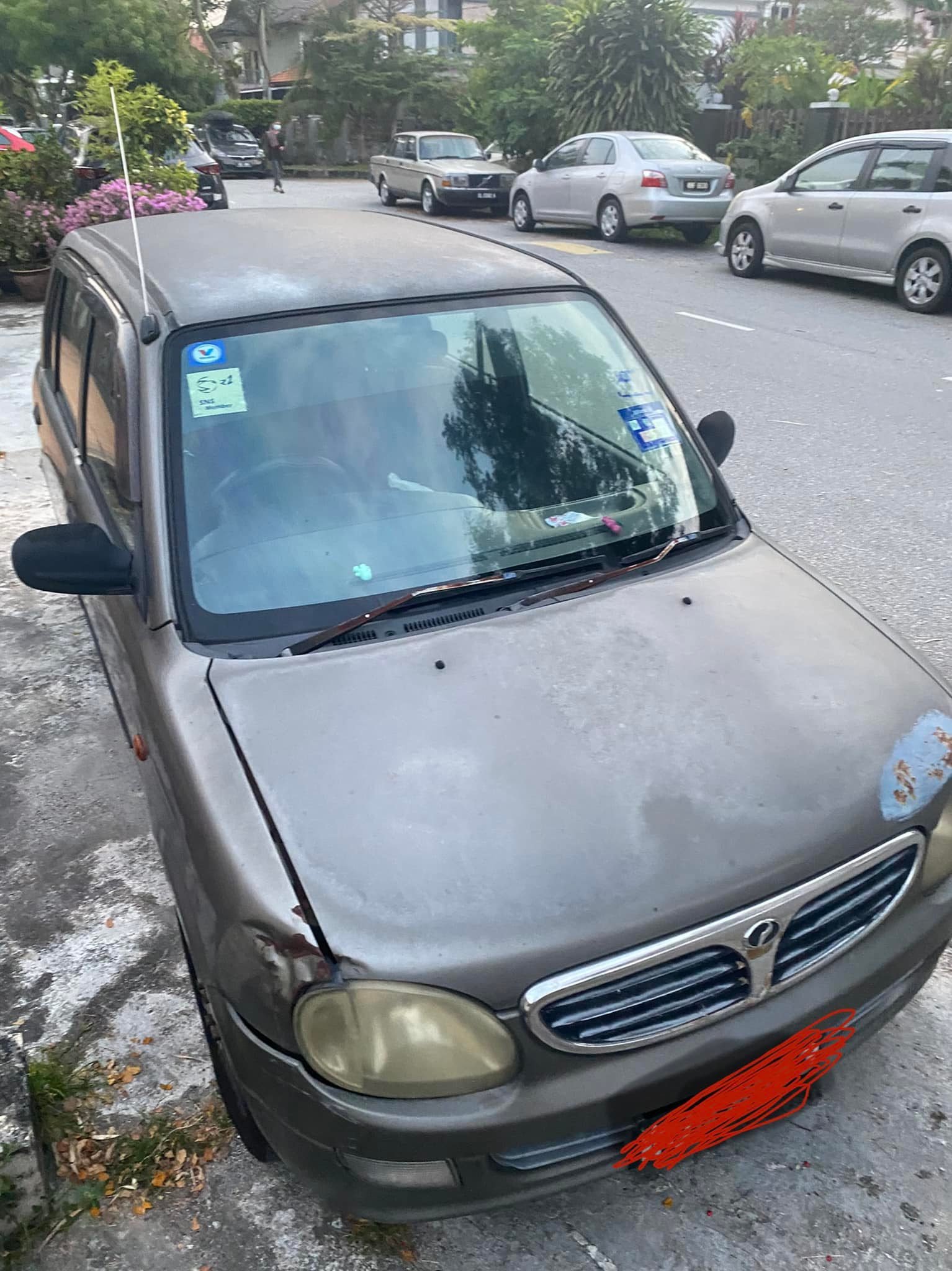 驾逾20年旧车遭保安“冷待” 网民:“别以车取人”