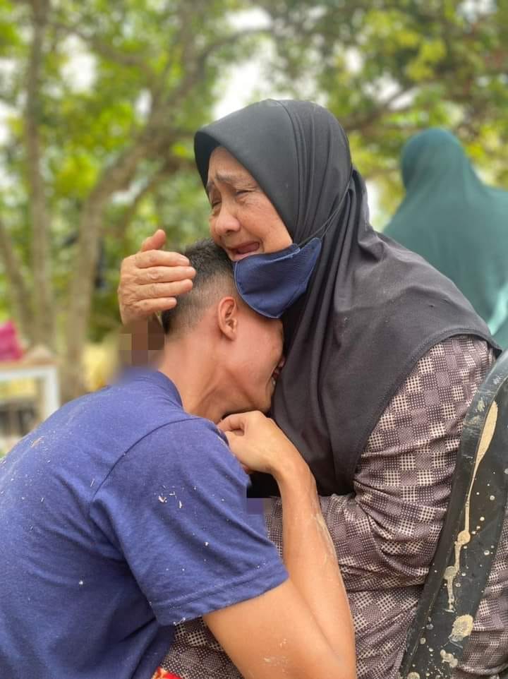 (全国版)阿米娜以为孙子已被洪水冲走,而她只能紧抱柱子保命。