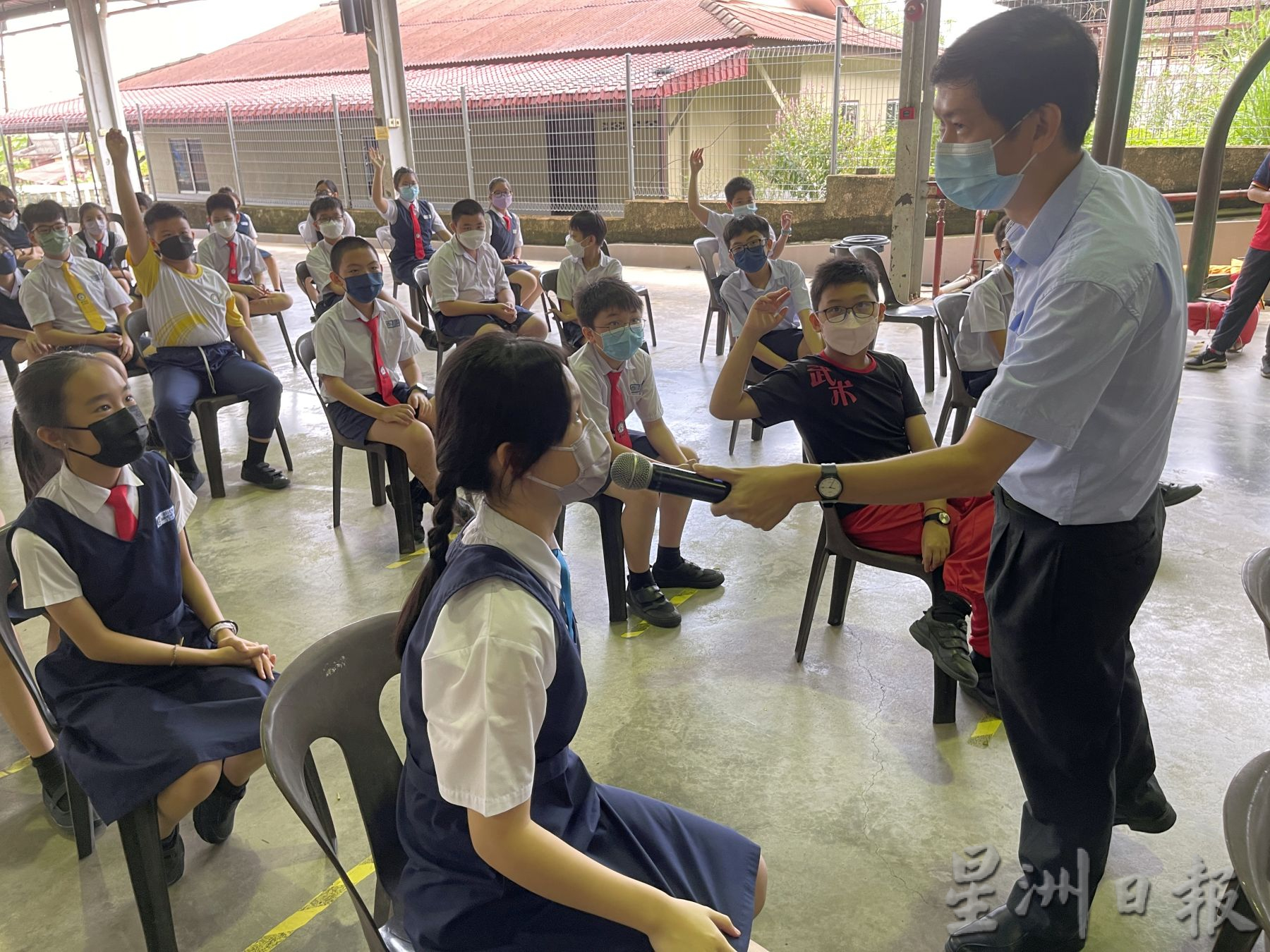 (古城第二版主文)星洲日报赠阅仪式·5华小受惠