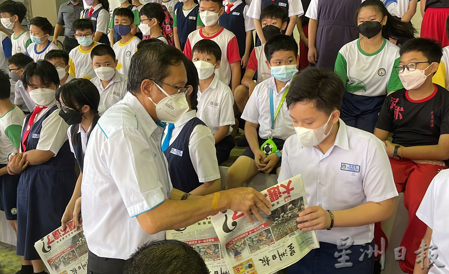 (古城第二版主文)星洲日报赠阅仪式·5华小受惠