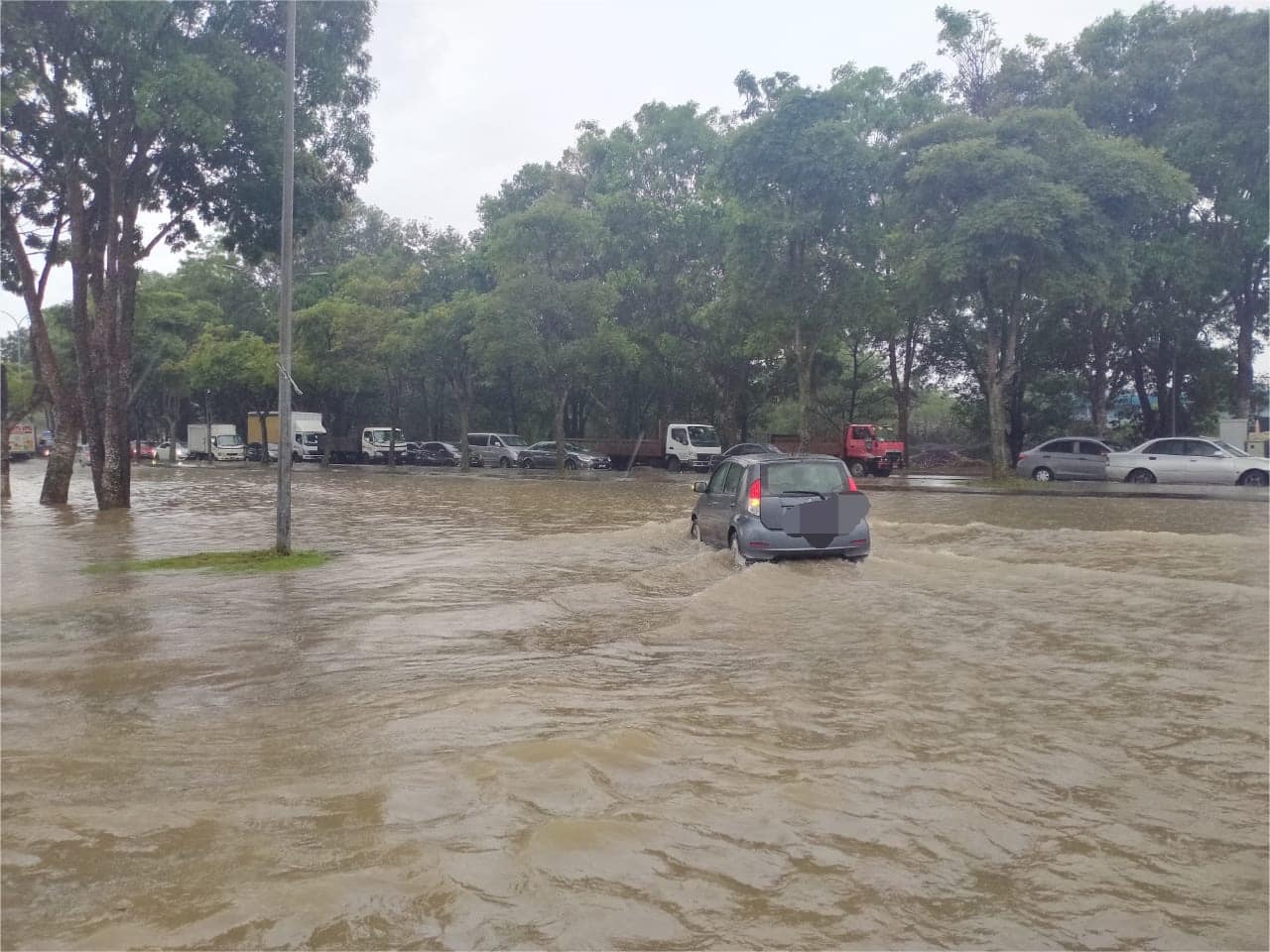 (只上网)柔:新山实达英达警局雨天派员,驻守闪电水灾黑区