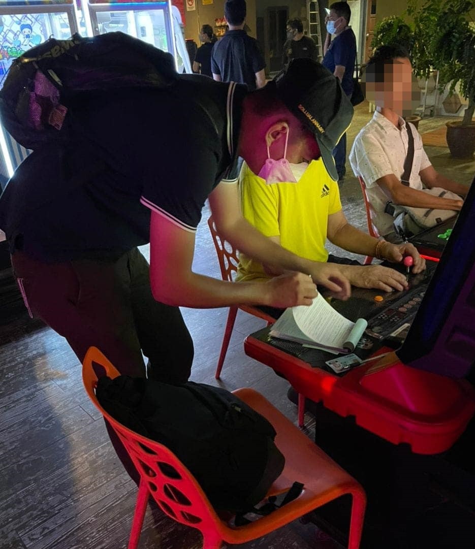 槟卫生局乔治市禁烟取缔行动,取缔销售含香烟广告衣服小贩