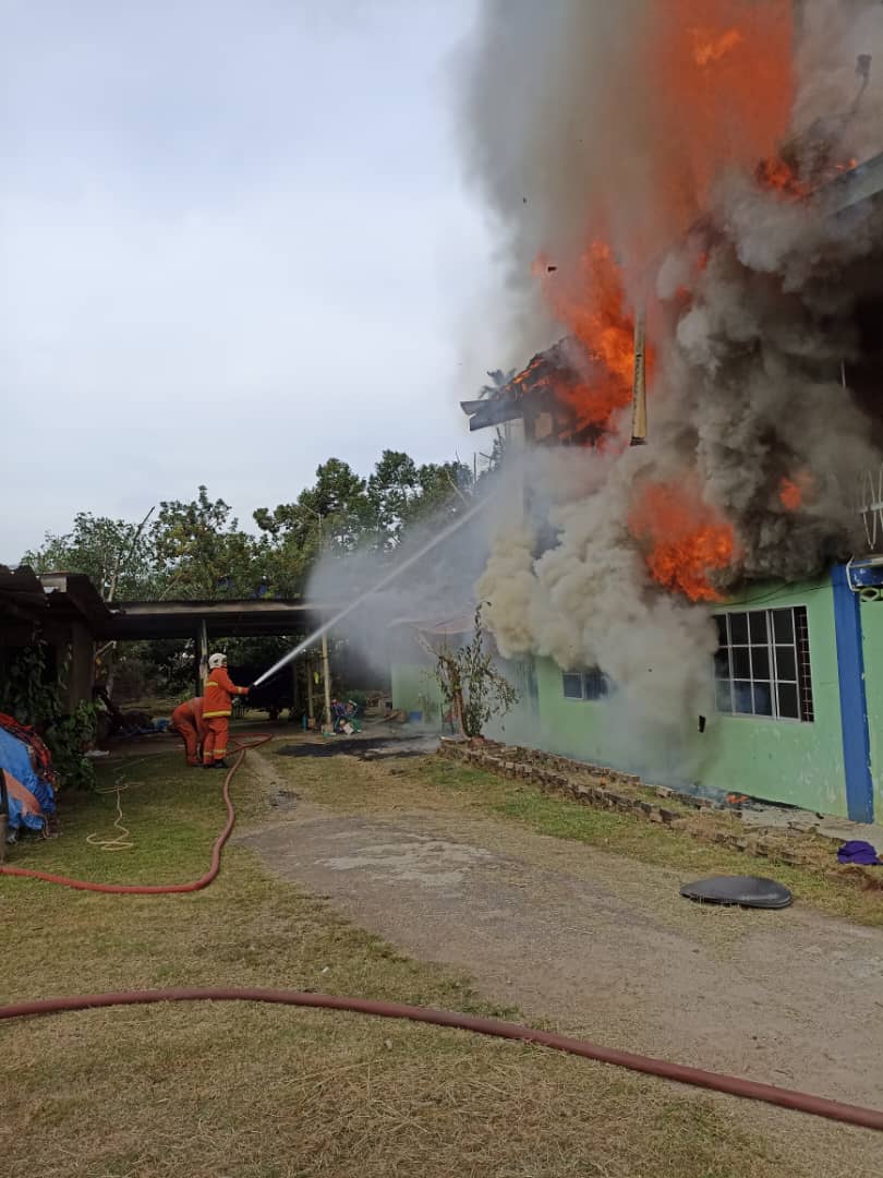 (大北马)马来木屋火灾,一大叠50令吉钞票烧毁!