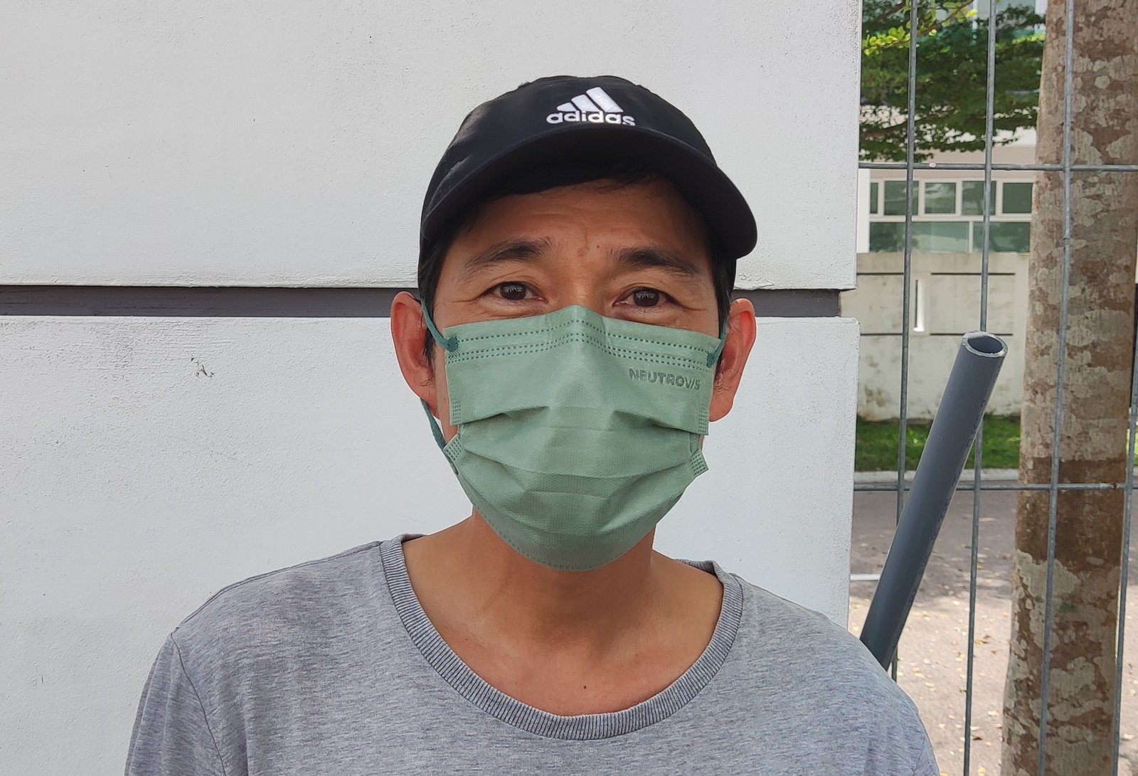住宅区靠近养鸡场,居民吁当局解决臭味问题