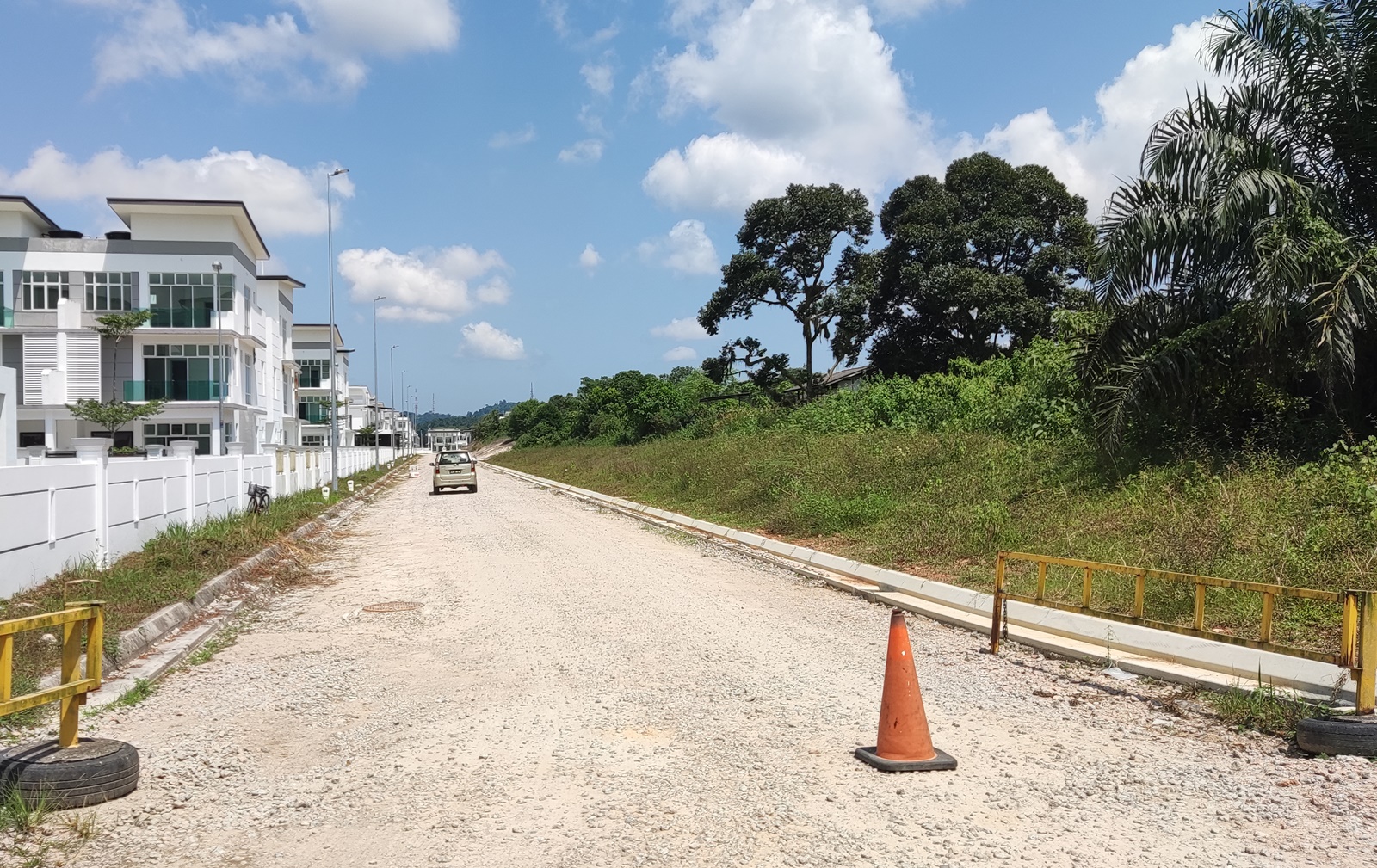 住宅区靠近养鸡场,居民吁当局解决臭味问题