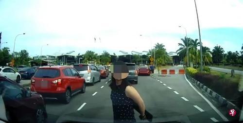 (已签发)柔:狮城二三事:“肉身挡车拆车牌”事件,狮城警方将协助大马警方调查