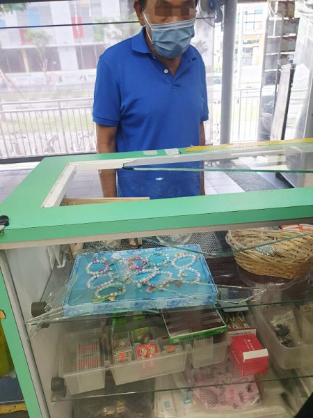 不满裤袋改太深 火爆伯徒手砸裁缝店玻璃柜